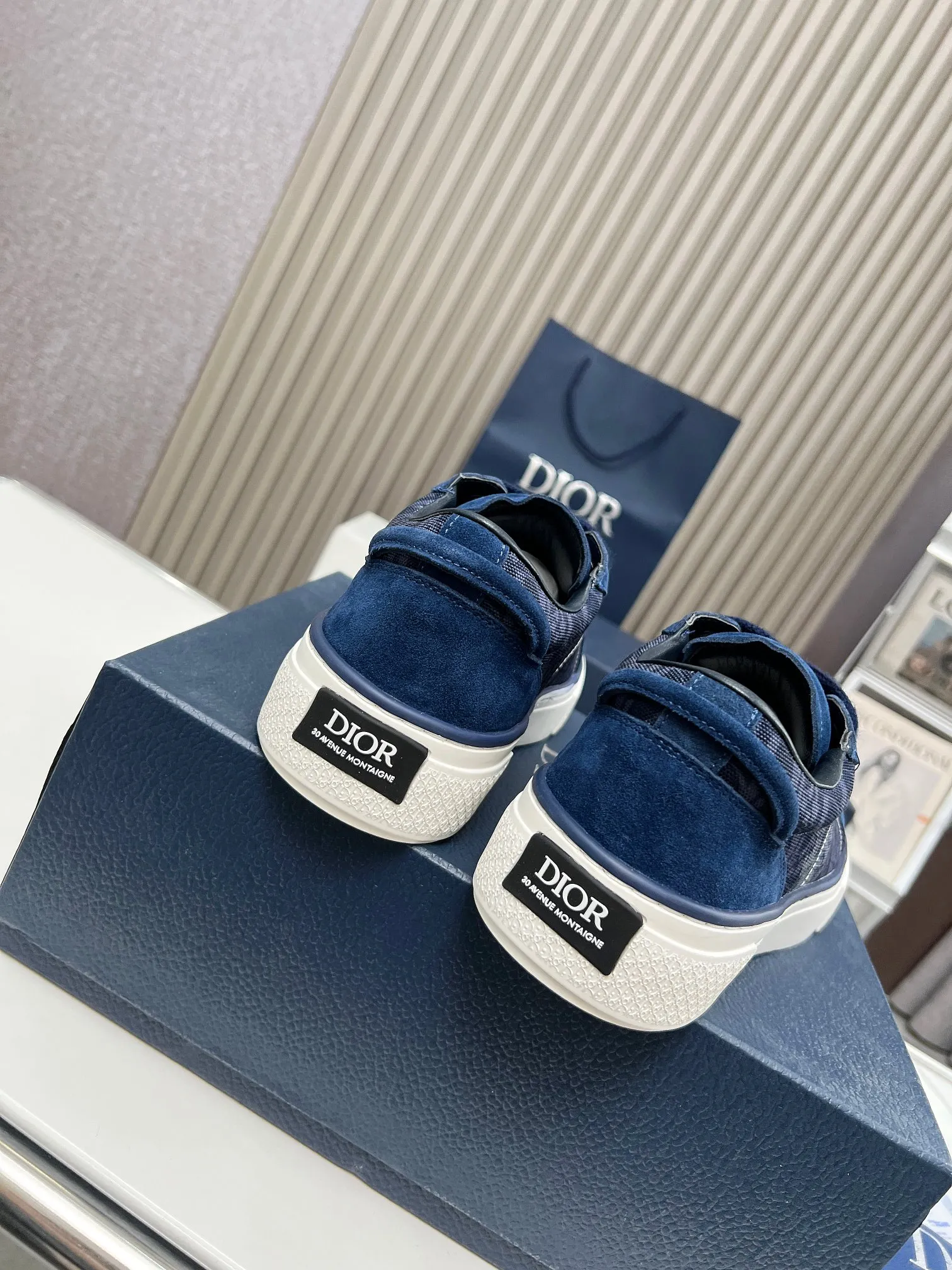 👟👟Ex-factory price 560👟👟 Men +10 DIOR TEARS Dior co-branded B33 sneakers are new in the fall of 2023, reinterpreting the classic tennis shoes, and the fashionable silhouette highlights the thickness. Crafted from blue cotton denim, it's finished with a laser-drawn Oblique print, layered with cotton styling details that showcase the Dior Tears collection's 👟👟Ex-factory eace Sign pattern, and finished with navy suede panels. The padded shoes stand out, showcasing an embossed Dior Tears logo, wide navy mohair laces and brass eyelets with a matte tonal finish. The cream-white Dior Oblique patterned rubber sole, enhanced by the contrasting Dior 30 Avenue Montaigne signature on the rear, will add a modern touch to any casual look. Size: Women's 35-40 (34, 41 customized, non-refundable) Men's 39-45 (38, 46 customized, non-refundable)